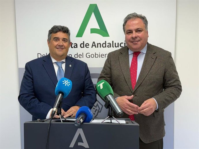 El delegado de la Junta de Andalucía en Huelva, José Manuel Correa, acompañado por el delegado de Empleo, Empresa y Trabajo y Autónomo, Juan Carlos Duarte, este miércoles en rueda de prensa.