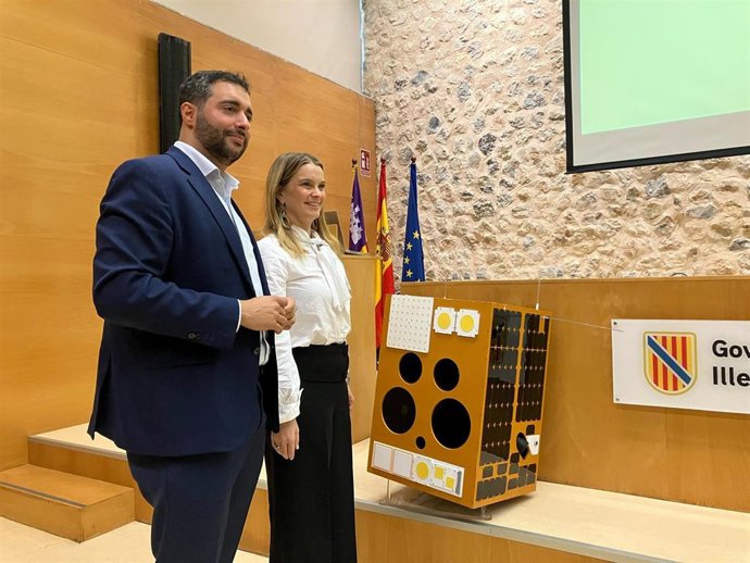 La presidenta del Govern, Marga Prohens, y el fundador de Open Cosmos, Rafel Jordà.