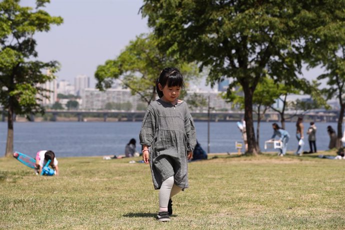 Archivo - Imagen de archivo de una niña jugando en un parque de Seúl, Corea del Sur.