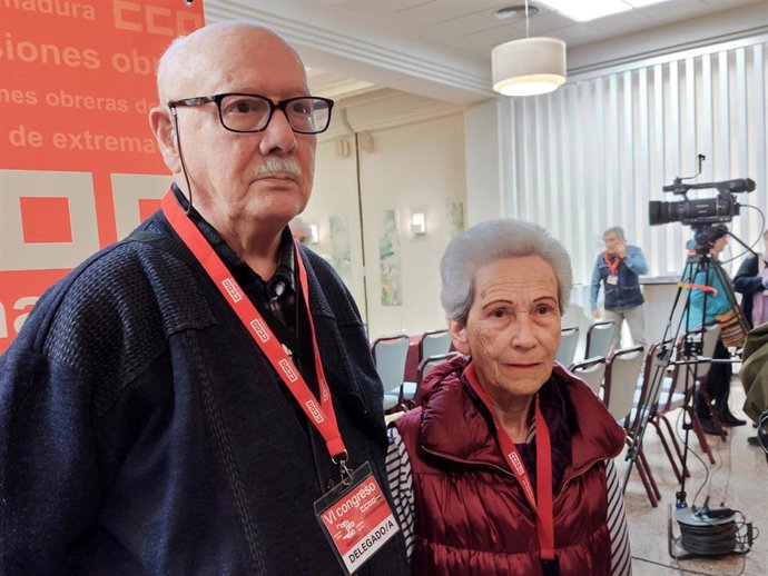 El candidato a secretario general de la Federación de Pensionistas y Jubilados, Víctor Jesús González, acompañado por la vocal de la Federación Estatal de Pensionistas y Jubilados de CCOO, Ramona Parra.