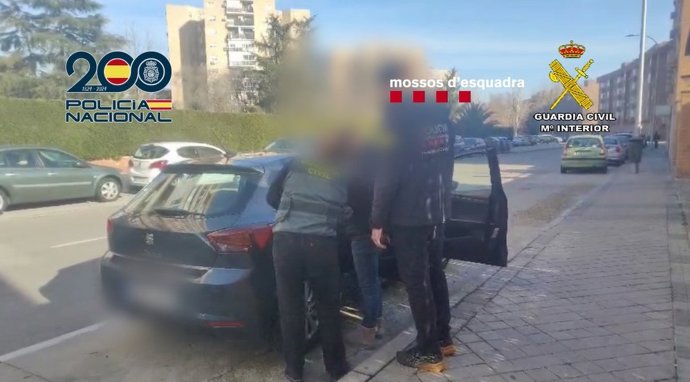 Policía Nacional, Guardia Civil y Mossos han desarticulado una organización criminal itinerante especializada en robos en diferentes sucursales bancarias mediante el uso de armas blancas y de fuego como medio de intimidación.