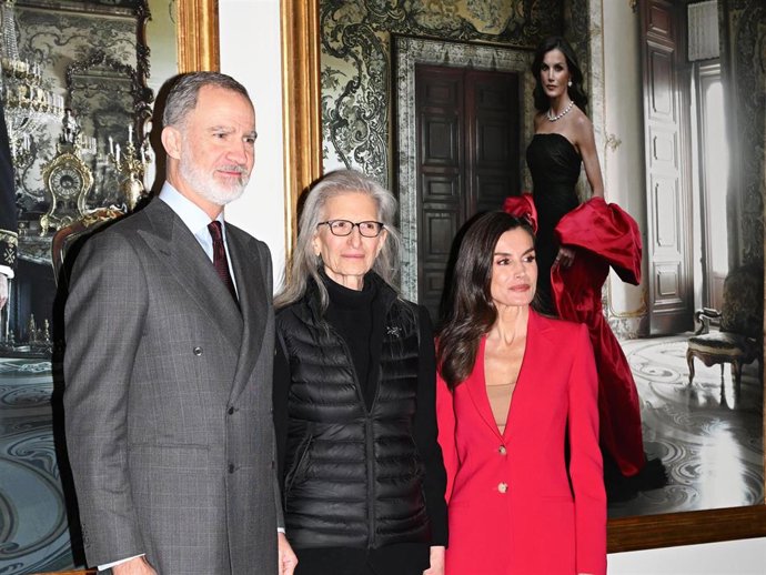 El Rey Felipe, la Reina Letizia y la artista Annie Leibovitz durante la presentación de sus retratos en el marco de la exposición “La tiranía de Cronos” del Banco de España