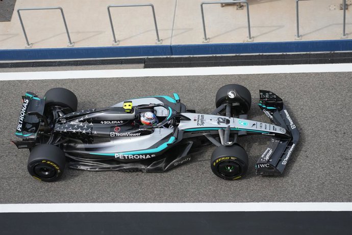 26 de fevereiro de 2025, Bahrein, Sakhir: Kimi Antonelli, piloto da Mercedes-AMG Petronas, testa seu carro no primeiro dia de testes da pré-temporada no Circuito Internacional do Bahrein, em Sakhir. Foto: Hasan Bratic/dpa