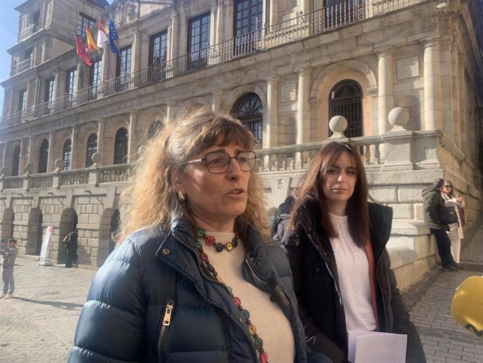 La viceportavoz del Grupo Municipal Socialista, Ana Abellán, y Elisa Fernández, representante de Izquierda Unida en el Consejo Local de la Mujer