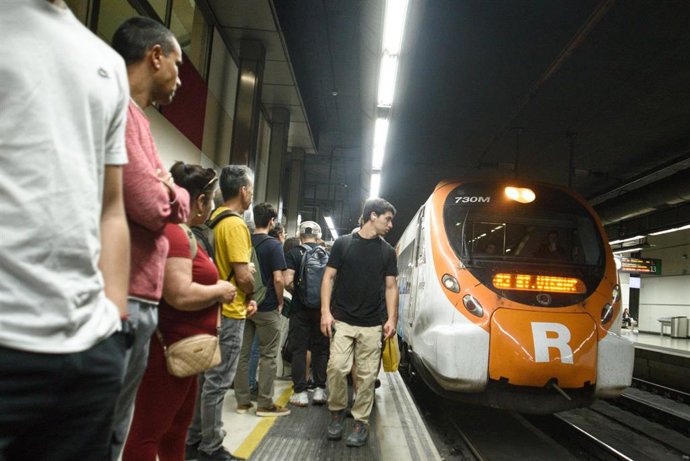 Archivo - Pasajeros esperando a los trenes de Renfe Rodalies
