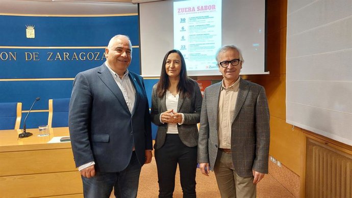 El alcalde de Zuera, José Manuel Salazar; la diputada de Turismo de la DPZ, Cristina Palacín; y el director de 'El Gastrónomo Zaragozano', Miguel Ángel Vicente.
