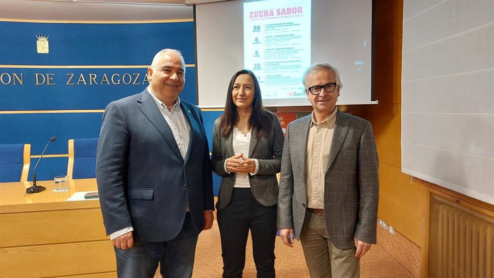 El alcalde de Zuera, José Manuel Salazar; la diputada de Turismo de la DPZ, Cristina Palacín; y el director de 'El Gastrónomo Zaragozano', Miguel Ángel Vicente.