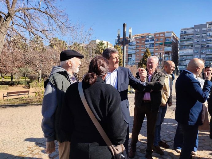 El secretario general del PSOE de Granada, Pedro Fernández, en el centro en la foto, en el Parque Federico García Lorca