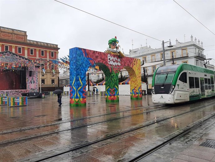 Imagen del tranvía de la Bahía de Cádiz a su paso por la Plaza del Rey de San Fernando, decorado con motivo del Carnaval.