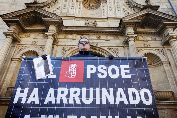 El actor César Vea con una pancarta a las puertas del Parlamento de La Rioja, a 17 de febrero de 2025, en Logroño, La Rioja (España).