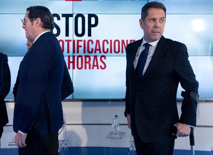 El presidente de la CEOE, Antonio Garamendi (i), y el presidente de Cepyme, Gerardo Cuerva (d), durante un desayuno informativo del Consejo General de Colegios de Gestores Administrativos de España, en la sede de ‘La Razón’, a 26 de febrero de 2025, en Ma