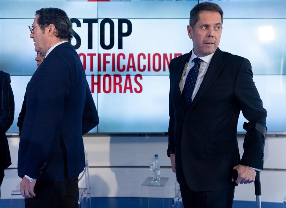 El presidente de la CEOE, Antonio Garamendi (i), y el presidente de Cepyme, Gerardo Cuerva (d), durante un desayuno informativo del Consejo General de Colegios de Gestores Administrativos de España, en la sede de La Razón, a 26 de febrero de 2025, en 