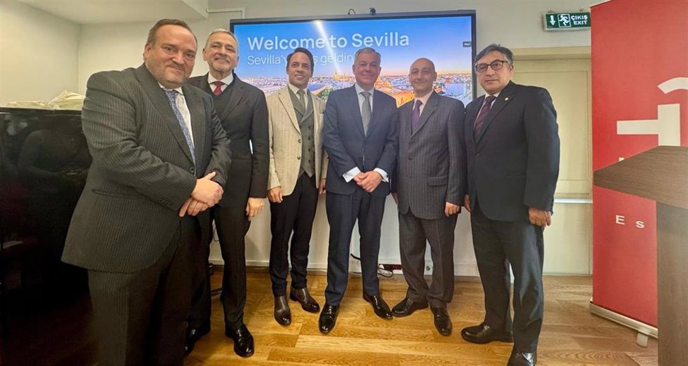 El alcalde de Sevilla, en el centro, presenta en el Instituto Cervantes de Estambul su proyecto 'Ciudad de Ópera'.
