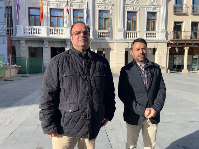 El concejal de la formación en Guadalajara, Víctor Morejón, junto al portavoz parlamentario autonómico, Iván Sánchez.