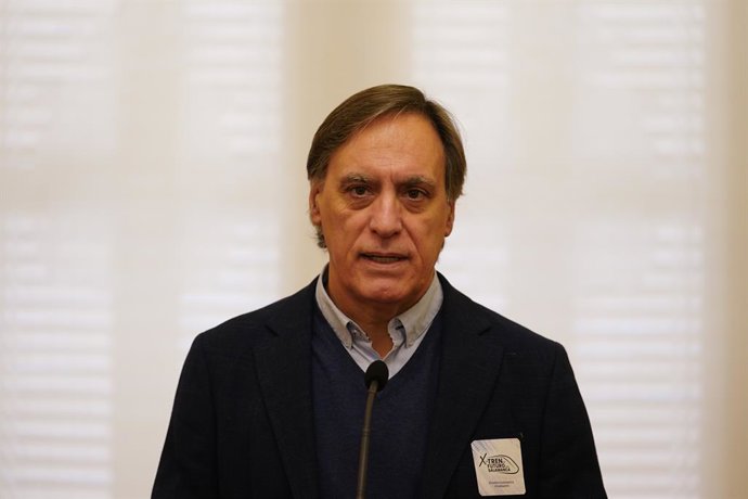 Archivo - O candidato do PP a prefeito de Salamanca, Carlos García Carbayo, dá uma entrevista coletiva por ocasião de uma manifestação dos trens contra o governo, na Plaza Mayor, em 21 de janeiro de 2024, em Salamanca, Castilla y León (Espanha).