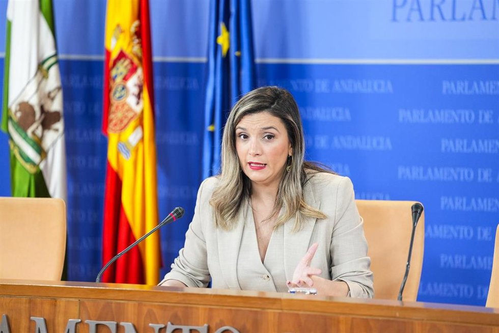 La portavoz adjunta del Grupo Parlamentario Socialista, María Márquez, durante la ronda de ruedas de prensa de los portavoces de los grupos parlamentarios en el Parlamento de Andalucía, a 19 de febrero de 2025 en Sevilla (Andalucía, España). 