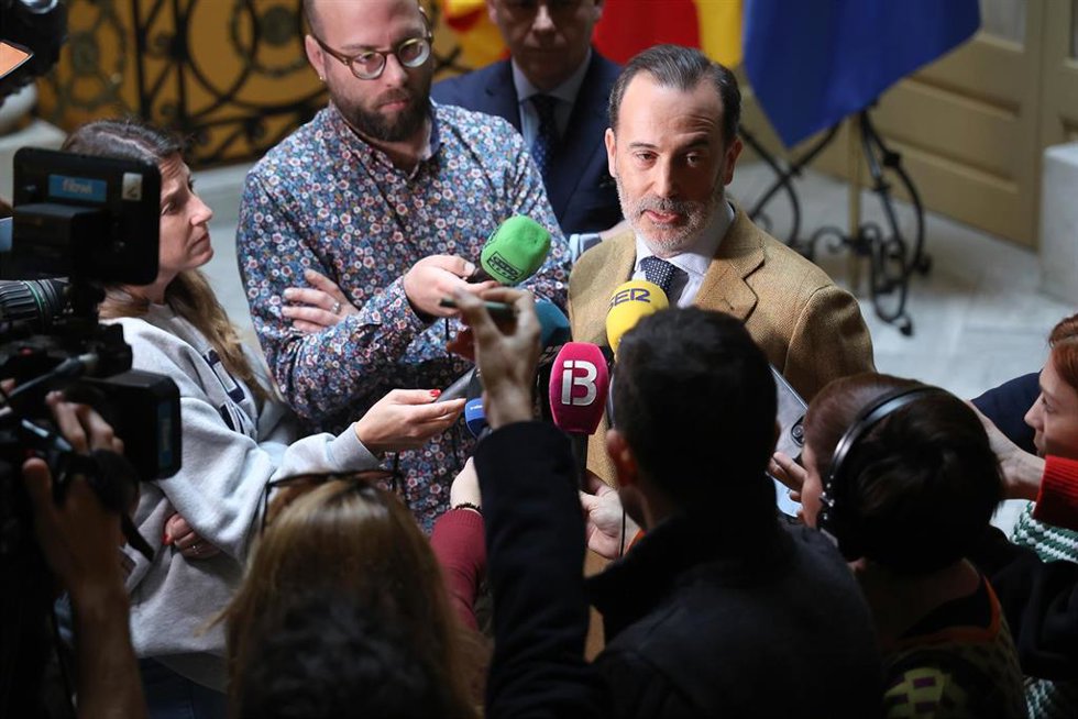 El presidente del Parlament balear, Gabriel Le Senne, atiende a los medios de comunicación, en el Parlament, a 21 de febrero de 2025