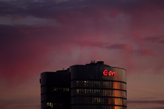 Archivo - FILED - 29 January 2024, North Rhine-Westphalia, Essen: The headquarters of the energy group E.on is illuminated by the morning light. E.ON exceeds 2023 profit forecast as earnings rise 17\%. Photo: Rolf Vennenbernd/dpa