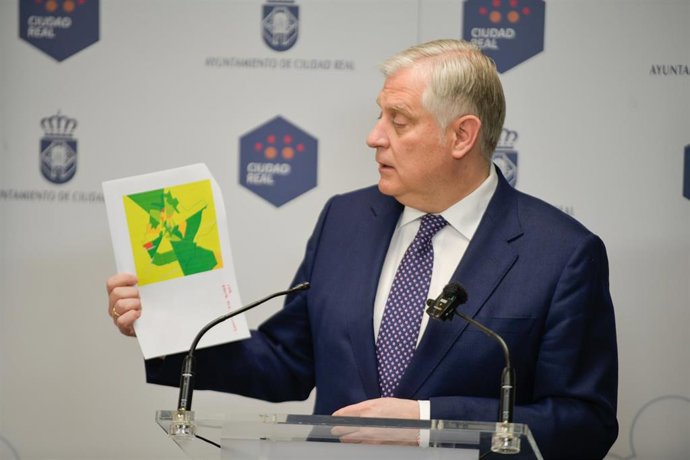 El alcalde de Ciudad Real, Francisco Cañizares, en rueda de prensa.