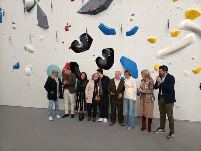La presidenta de la Junta de Extremadura, María Guardiola, junto al deportista Alberto Ginés, su familia y otras autoridades en la inaguración del rocódromo de Cáceres