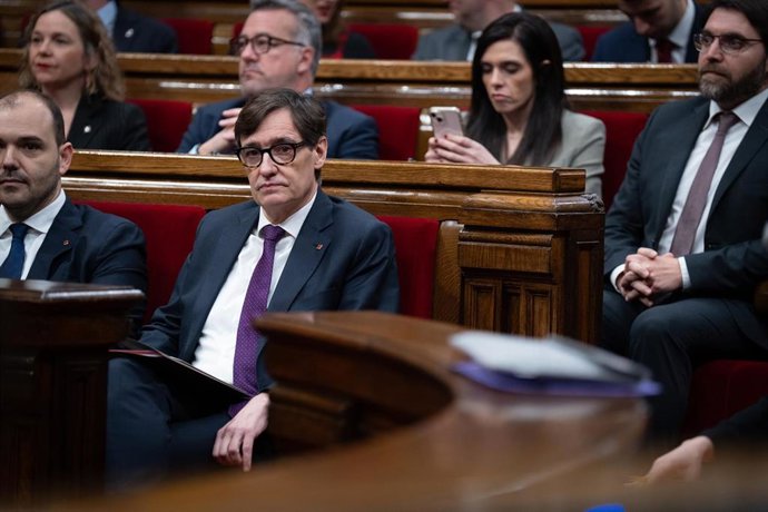 El president de la Generalitat, Salvador Illa,  durante una sesión de control al Govern, en el Parlament, a 26 de febrero de 2025, en Barcelona, Cataluña (España). El Parlament debate a partir de hoy el decreto ley de medidas urgentes en materia de conten