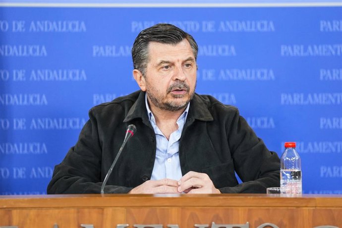 El portavoz del Grupo Parlamentario Popular, Toni Martín, durante la ronda de ruedas de prensa de portavoces de los grupos parlamentarios en el Parlamento de Andalucía, a 26 de febrero de 2025 en Sevilla (Andalucía, España). Los portavoces de los grupos p