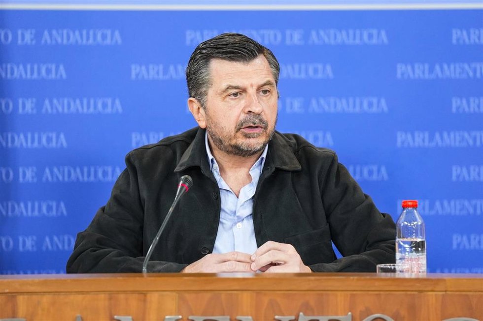 El portavoz del Grupo Parlamentario Popular, Toni Martín, durante la ronda de ruedas de prensa de portavoces de los grupos parlamentarios en el Parlamento de Andalucía, a 26 de febrero de 2025 en Sevilla (Andalucía, España). Los portavoces de los grupos