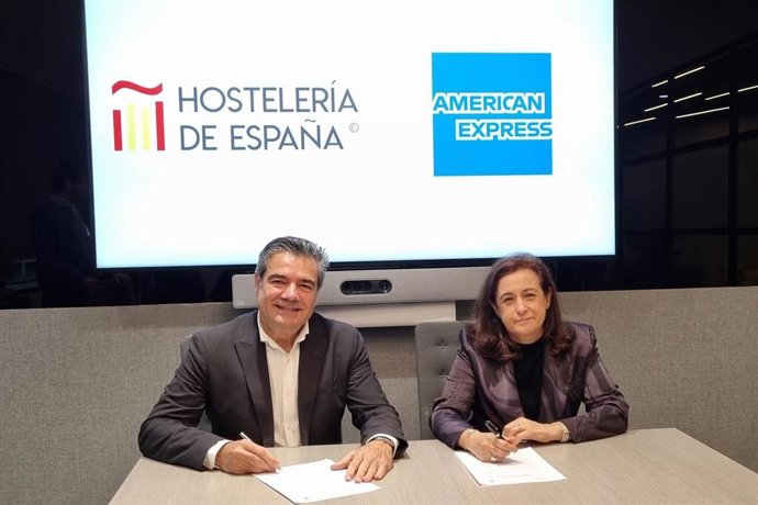 El secretario general de Hostelería de España, Emilio Gallego, y la vicepresidenta y directora general del área de Establecimientos de American Express para Europa continental, Julia López, firman renovación del acuerdo