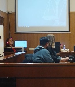 El acusado confeso y su letrada durante la primera jornada del juicio en la Audiencia de Valladolid.