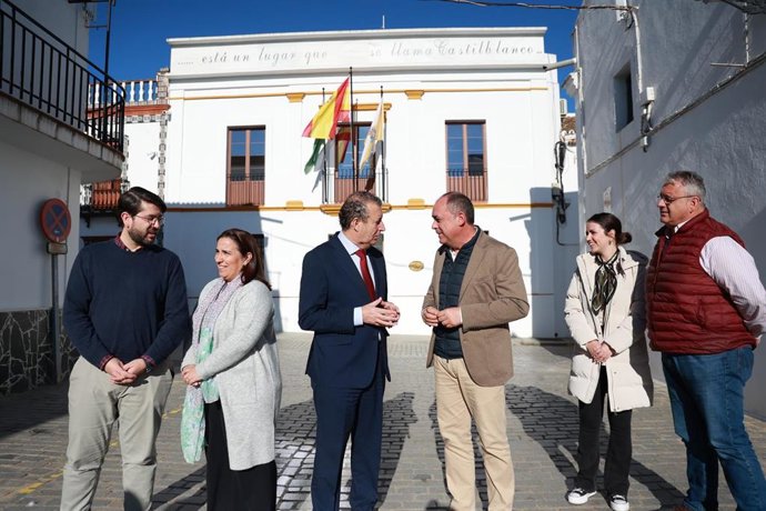 El presidente de la Diputación y el alcalde de Castilblanco conversan junto a miembros del Gobierno local delante de la Casa Consistorial.