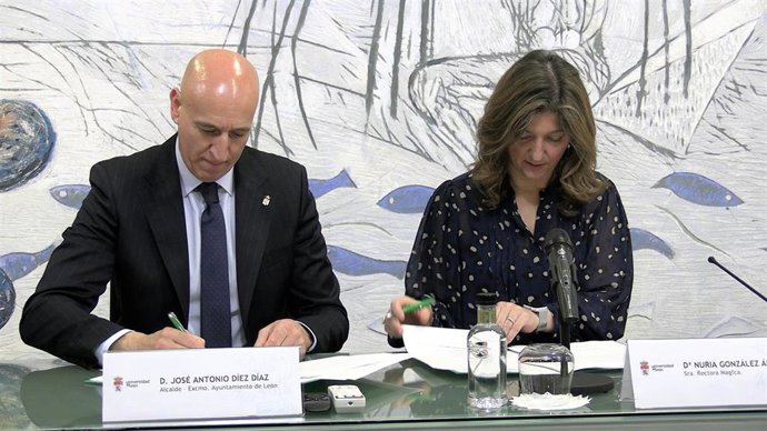 El alcalde y la rectora de la ULE durante la firma del acuerdo.