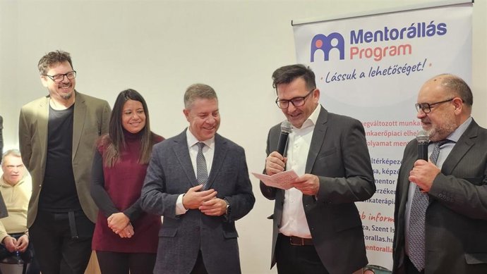 García-Page durante su visita a la Fundación Mentorallás en Nyíregyháza (Hungría).