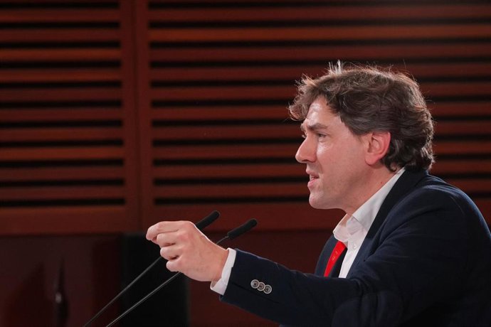 El secretario general del PSE-EE, Eneko Andueza, durante la clausura del 10º Congreso del PSE-EE, en el Palacio de Congresos y Auditorio Kursaal, a 16 de febrero de 2025, en Donostia-San Sebastián (Gipuzkoa)