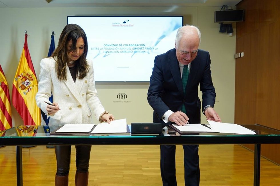 La presidenta de las Cortes de Aragón, Marta Fernández, y el presidente de la Fundación Ibercaja, José Luis Rodrigo.