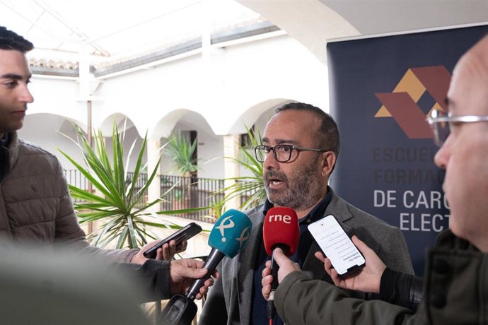 El presidente de la Diputación de Cáceres, Miguel Ángel Morales, atiende a los medios en Cáceres