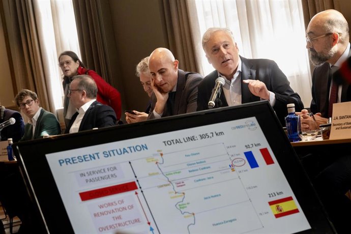 El consejero de Fomento, Vivienda, Logística y Cohesión Territorial del Gobierno de Aragón, Octavio López,  en su intevernción en Canfranc (Huesca) ante la Comisión de Transportes y Turismo del Parlamento Europeo.