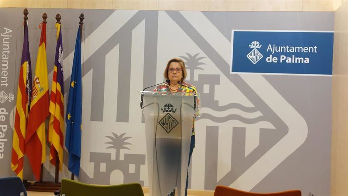 La teniente de alcalde y portavoz del Ayuntamiento de Palma, Mercedes Celeste, en rueda de prensa tras la Junta de Gobierno.