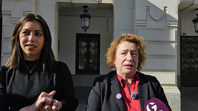 La portavoz del PSOE, Lucía de Luz, junto a la concejala y delegada de Igualdad, Laura Gil.