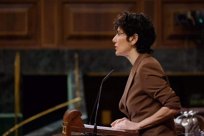 La ministra de Inclusión, Seguridad Social y Migraciones, Elma Saiz, interviene durante una sesión plenaria en el Congreso de los Diputados, a 26 de febrero de 2025, en Madrid (España). El Gobierno hace frente a una nueva sesión de control en el Congreso 