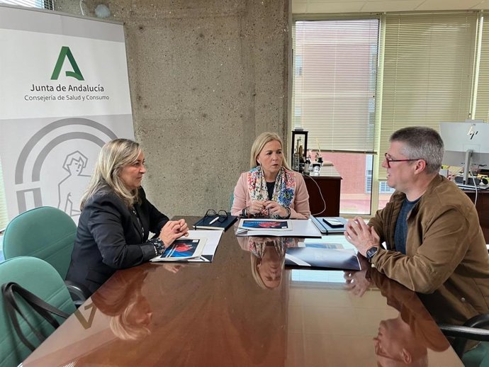 La delegada de Salud, Eva Pajares, con representantes de Cruz Roja en Cádiz.