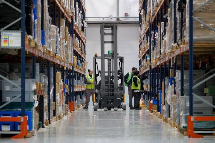 Varios operarios trabajan en la sede de Wallbox