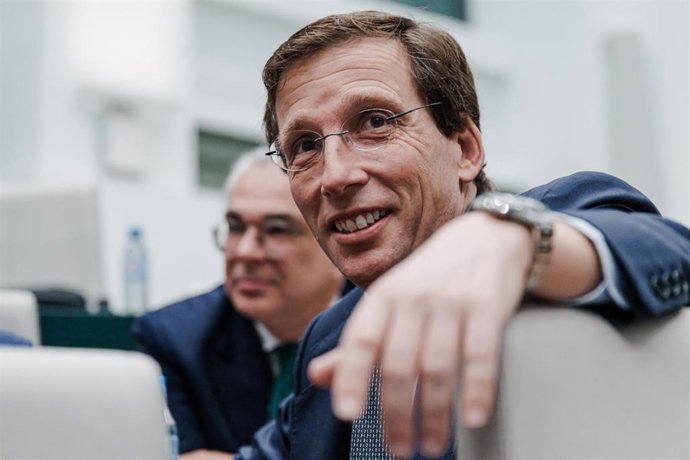 El alcalde de Madrid, José Luis Martínez Almeida, durante una sesión ordinaria del Pleno municipal, en el Palacio de Cibeles, a 25 de febrero de 2025, en Madrid (España). El Pleno municipal ha debatido y votado durante una sesión ordinaria el plan especia