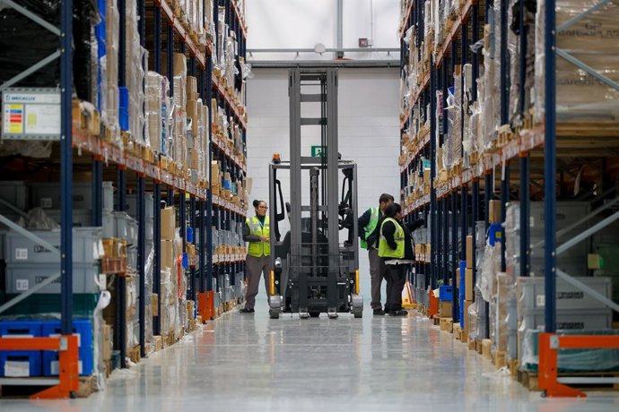 Varios operarios trabajan en la sede de Wallbox