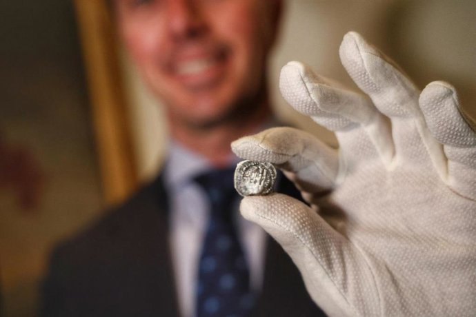 El presidente del Consell de Mallorca, Llorenç Galmés, con el nuevo dirham