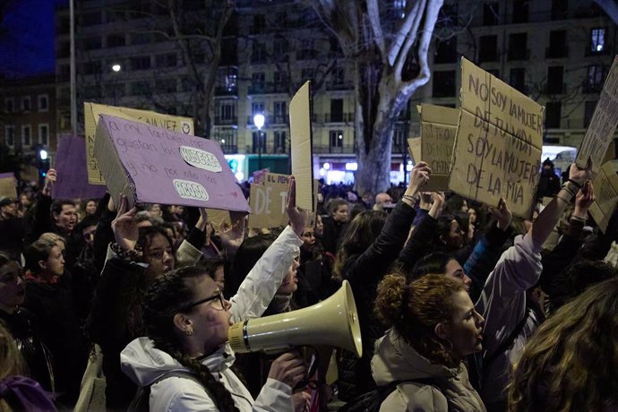 Archivo - Decenas de mujeres durante la manifestación convocada por la Comisión 8M por el Día Internacional de la Mujer, a 8 de marzo de 2024, en Madrid (España). La Comisión 8M ha convocado esta protesta bajo el lema, ‘Patriarcado, Genocidios y privilegi