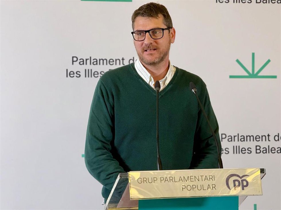 El portavoz del PP en el Parlament, Sebasti Sagreras, en rueda de prensa.