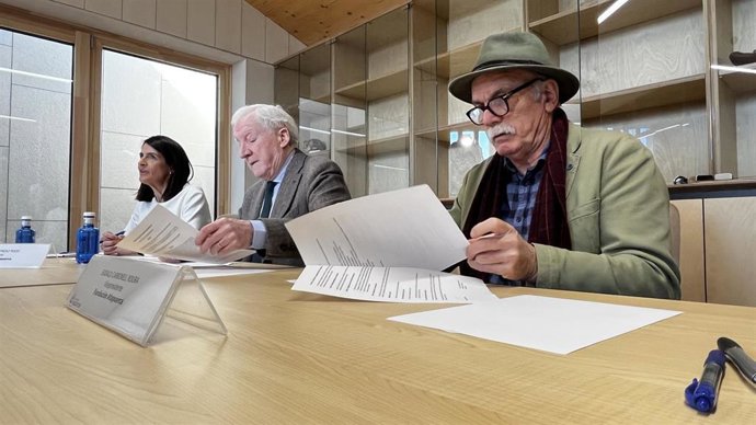 Carbonell y Méndez en la firma de entrega del archivo del investigador