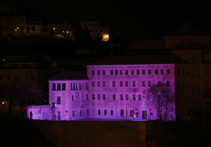 Archivo - Sede de las Cortes de Castilla-La Mancha iluminadas de morado.
