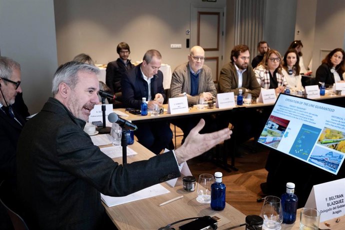 El presidente del Gobierno de Aragón, Jorge Azcón, se dirige a los miembros de la Comisión de Transportes y Turismo del Parlamento Europeo.