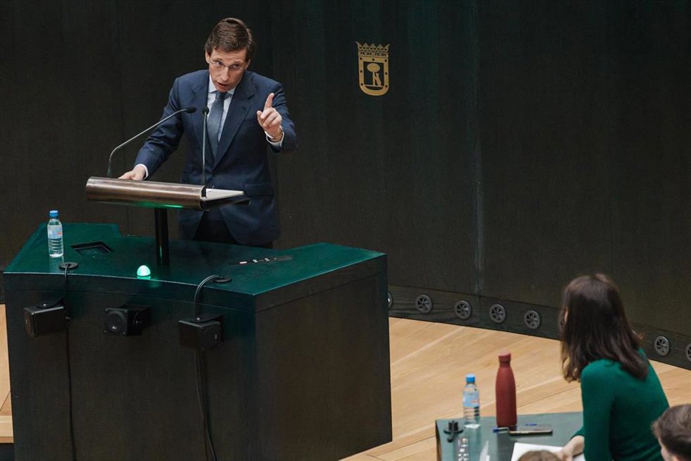 La jefa de la oposición del Ayuntamiento de Madrid y portavoz del grupo municipal de Más Madrid, Rita Maestre, y el alcalde de Madrid, José Luis Martínez Almeida, intervienen durante una sesión ordinaria del Pleno municipal, en el Palacio de Cibeles, a 